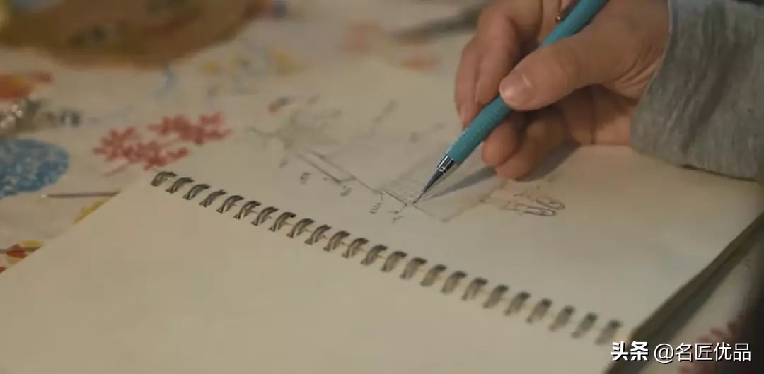 怎么用不要的衣服给玩偶做裙子,怎么给小玩偶做好看的小裙子