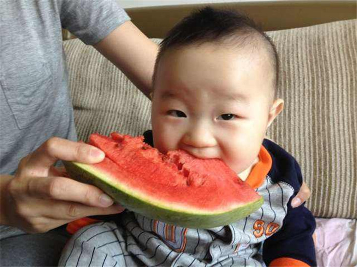 孩子吃西瓜被卡住了怎么办,女婴吃梨被卡妈妈海姆立克急救