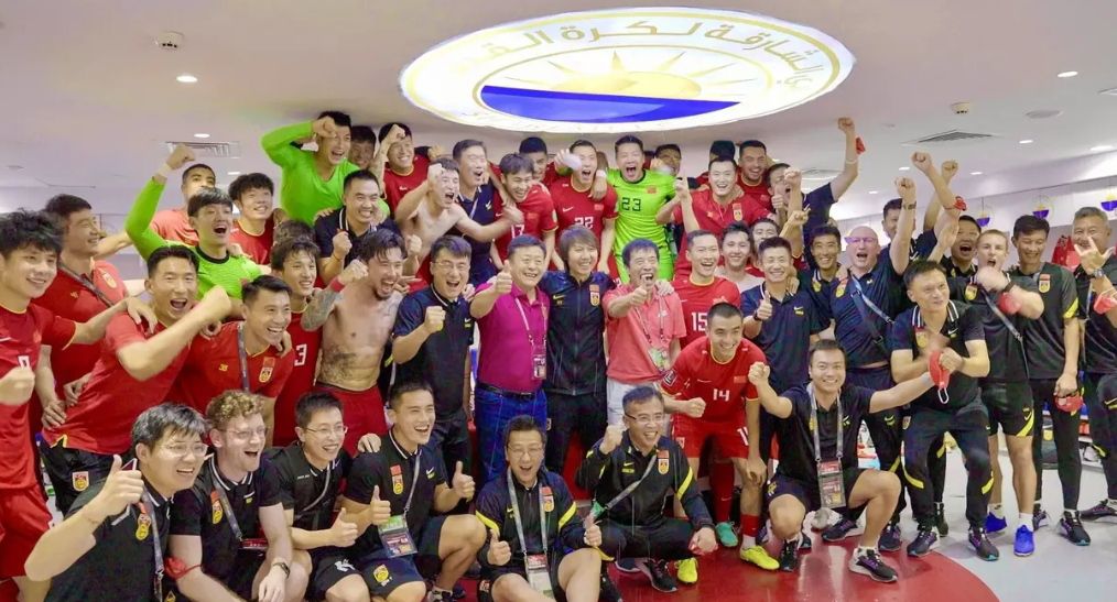 国足虽败犹荣,国足为了胜利不顾一切