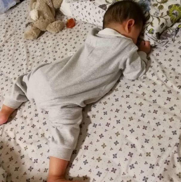 冬天解决小孩踢被子的妙招,冬天小孩踢被子有什么妙招