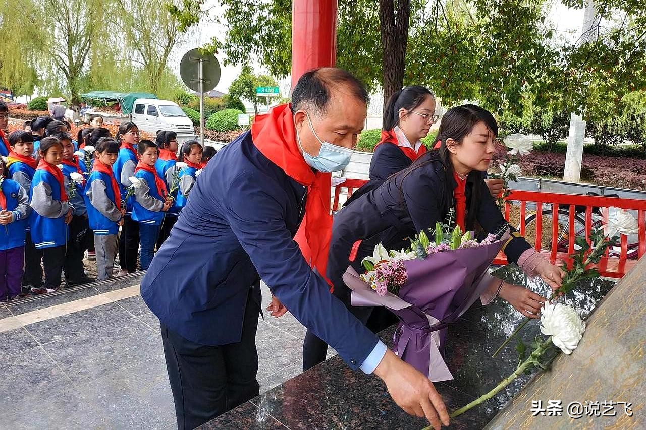 新洲区邾城街向东小学2017六一,中华路小学少先队员向英雄致敬
