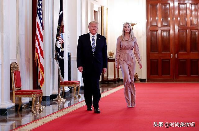 伊万卡穿收腰裙大秀蚂蚁腰 (伊万卡花式穿粉西装把人美到)