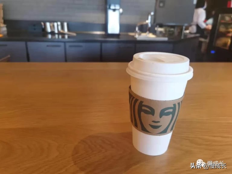 星巴克被小孩看到了,在星巴克碰到小孩