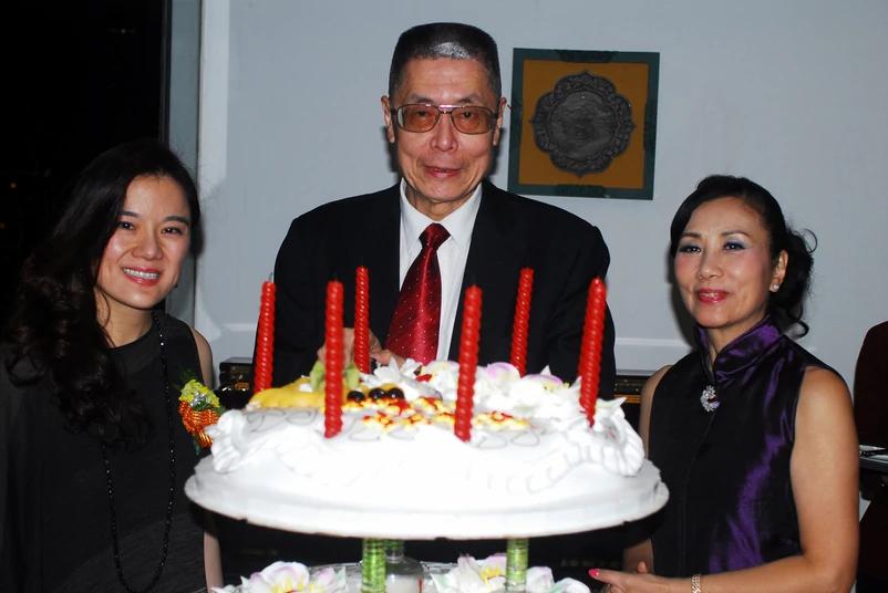 83岁钢琴大师刘诗昆为2岁女儿庆生,钢琴大师刘诗昆再度当爸