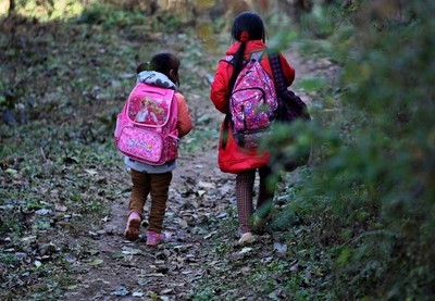 女儿放学突然看见打工的爸爸,女儿告诉妈妈看见鬼