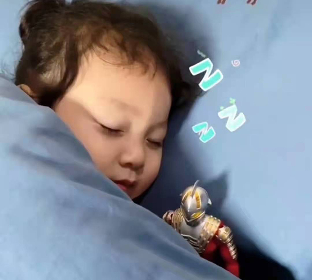 女儿喝可乐上瘾，爸爸妙计帮女儿戒掉可乐，网友：爱美不分年龄