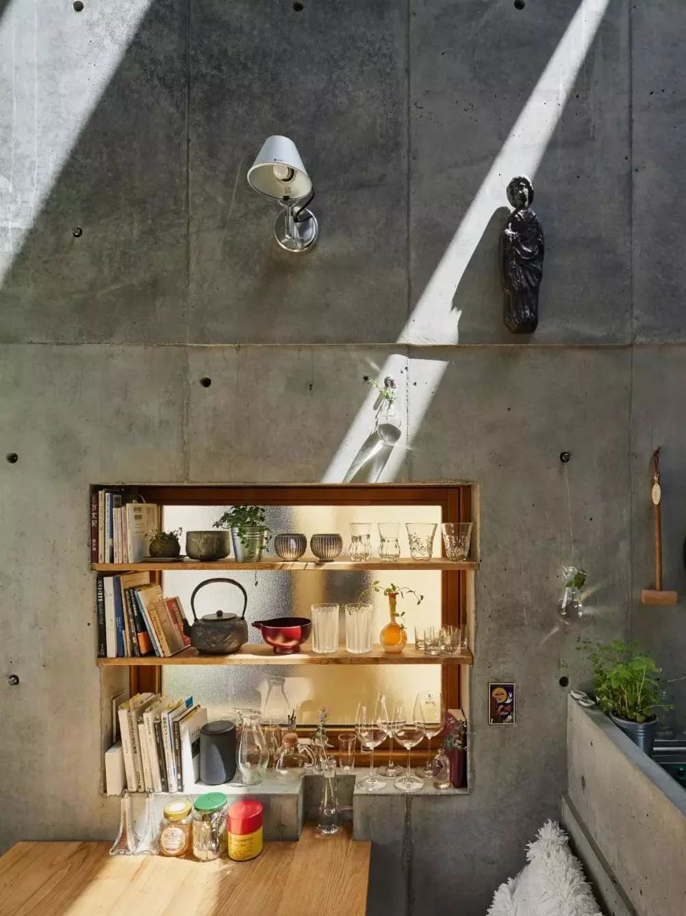 耗资80万建造豪宅出租给退休夫妇,她用14年建400平米花园