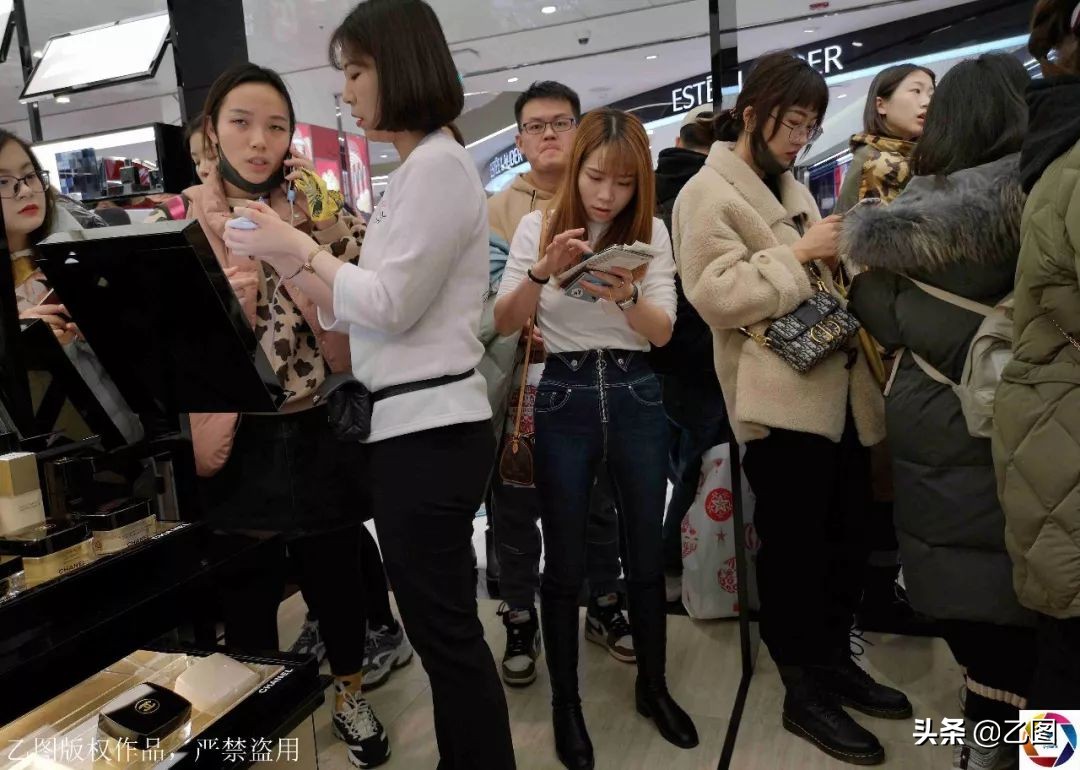 中国游客时隔9月再现韩国免税店,中国游客挤爆韩国免税店