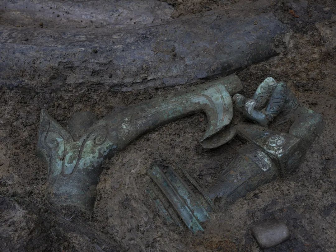 三星堆三号坑出土的青铜神坛文物,三星堆再出土青铜大面具