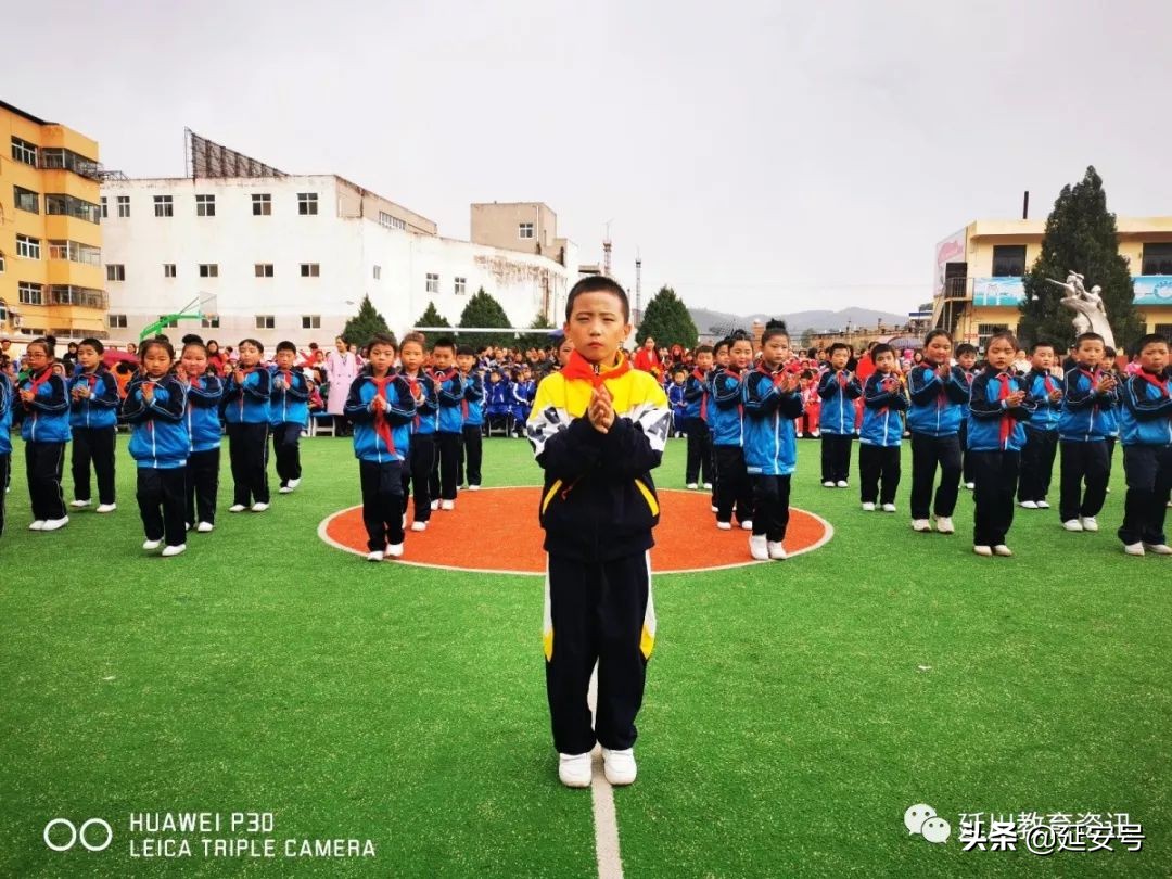 寒意袭人，红小娃却把口号声喊得震天响！