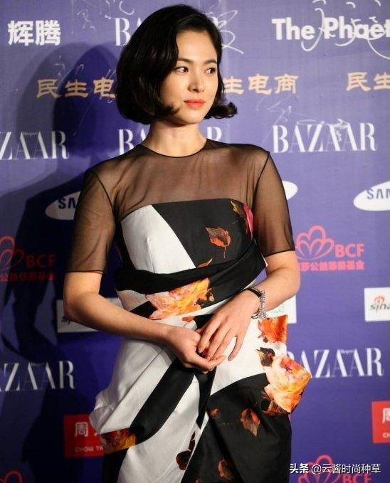 宋慧乔画风越来越放飞！穿透视连衣裙配黑*袜丝**显老，全靠颜值撑着