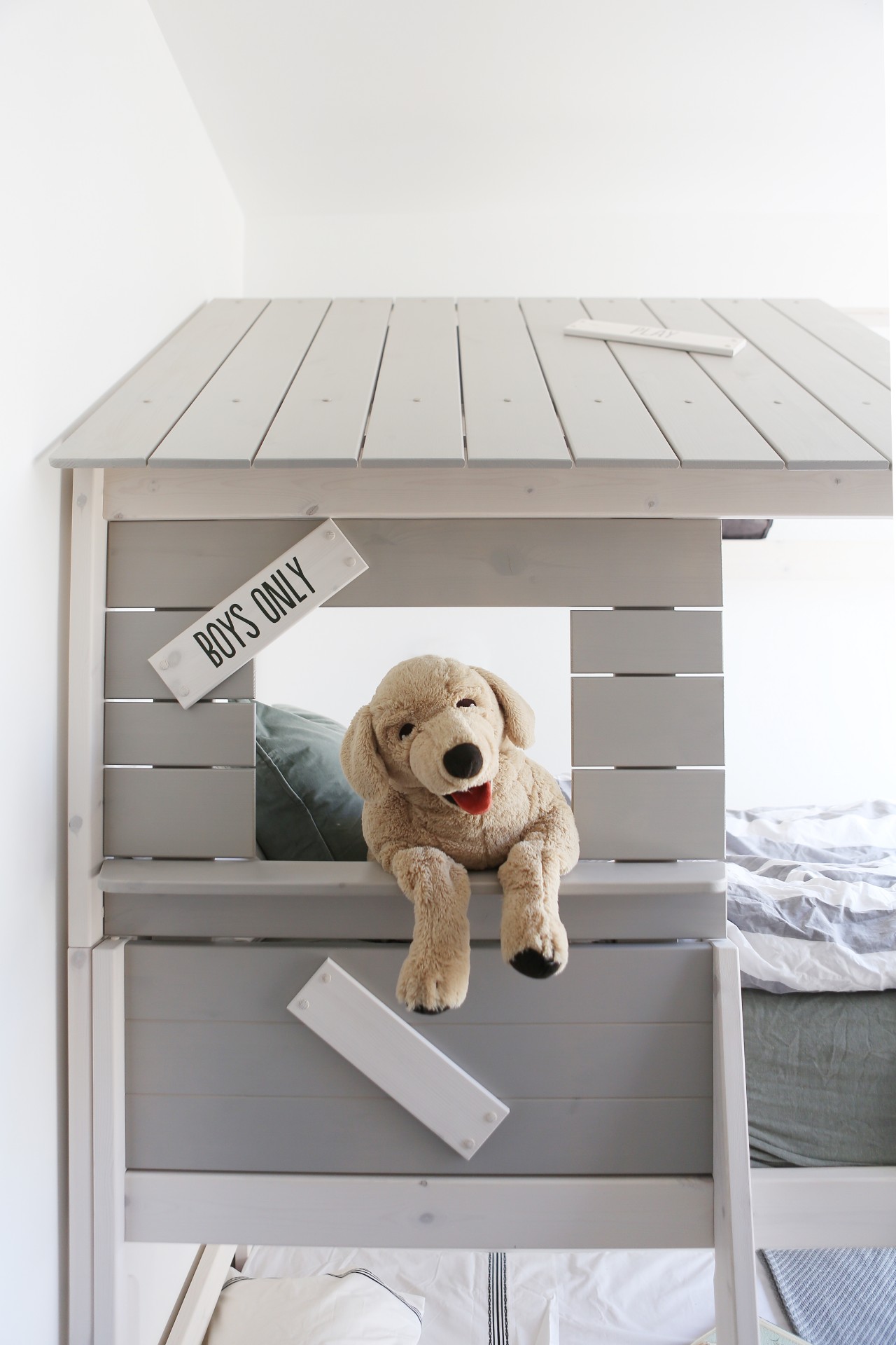 客厅阳台一体办公桌,主卧衣帽间加办公桌