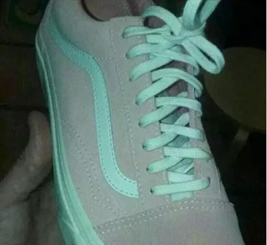 灰绿还是粉白？因为这只鞋子的颜色，网友看法又不统一了，你看到的是…？