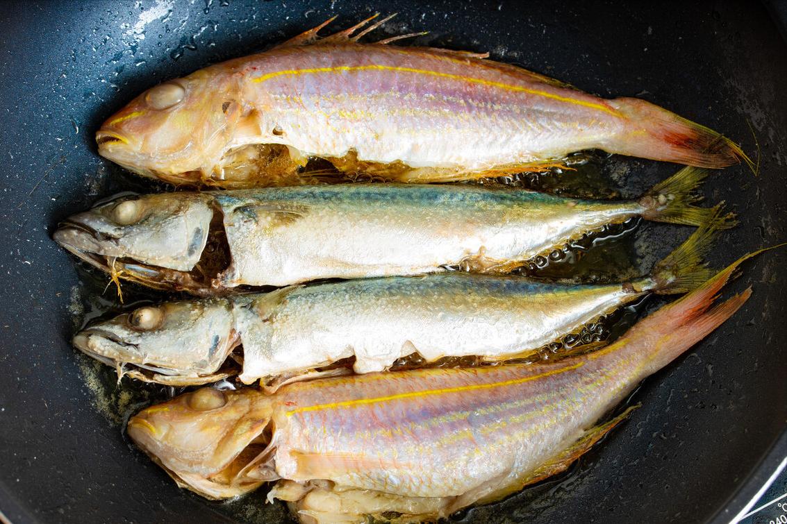 怎样挂糊煎鱼不破皮,煎鱼怎么不破皮不糊锅的小窍门