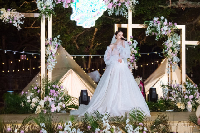 张馨月给林峯唱歌,林峯张馨月甜蜜瞬间