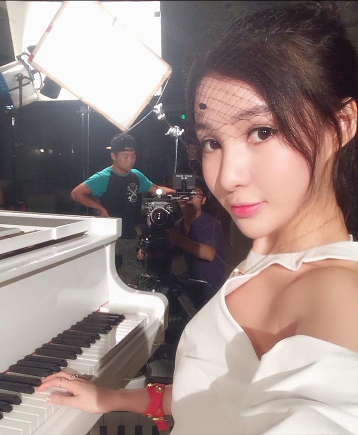 单纯的郭美美，如何走上私生活糜乱之路？不靠谱的亲戚负主要责任