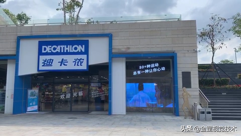 led橱窗透明屏将成为店面玻璃橱窗的新宠