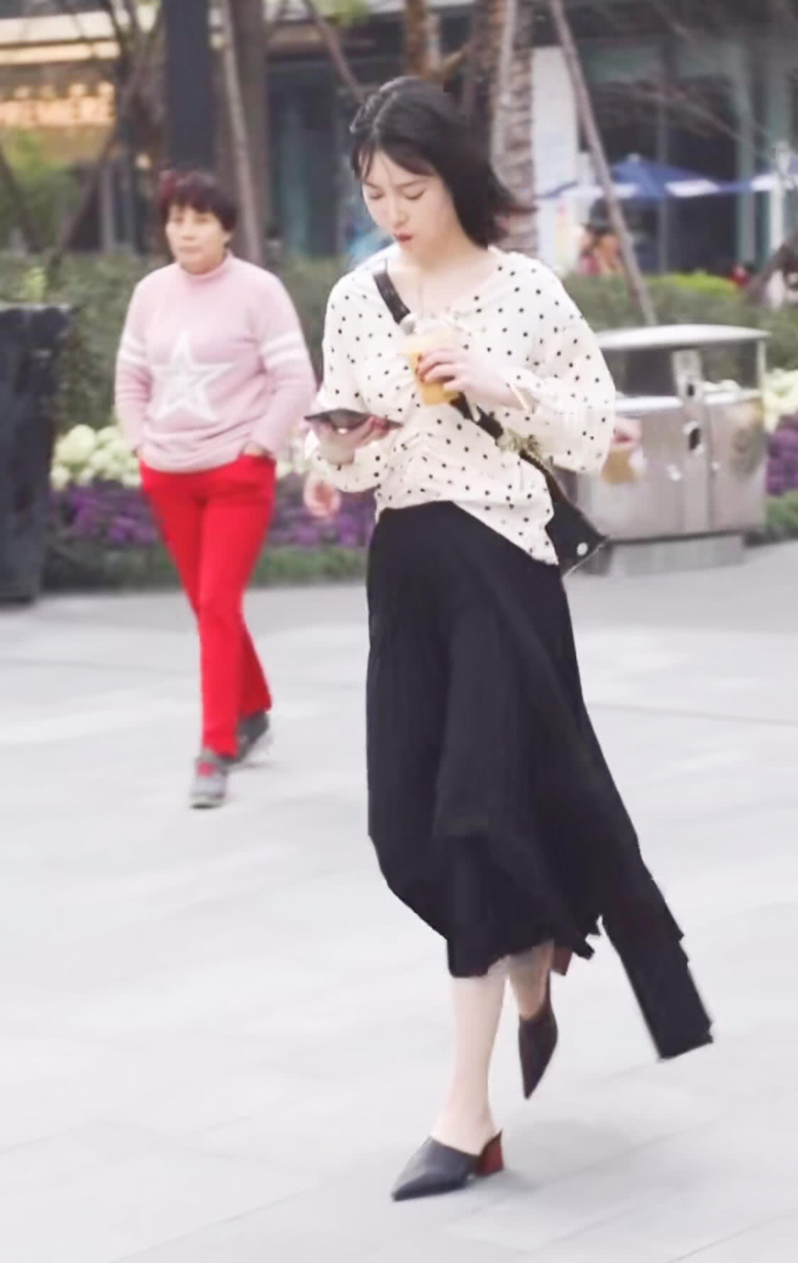 街头火了一双“啄木鸟鞋”，是网红们的最爱，个个都靠它显脚瘦！