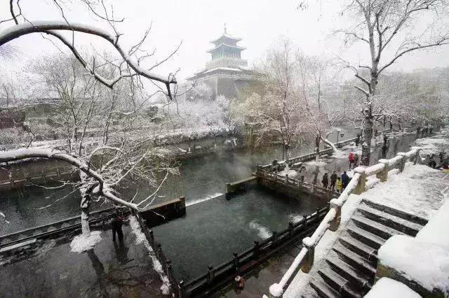 冬季山东山泉水最美最有韵味？济南山泉水美？泰山上下一片银白？