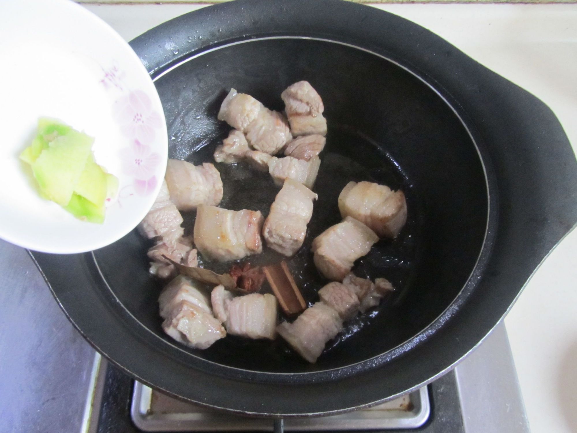 做红烧肉用冰糖还是白砂糖,红烧肉炒糖色用白糖还是冰糖