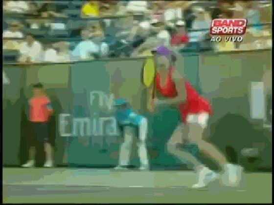 网球可以抛拍击球吗,网球过网击球怎么判定