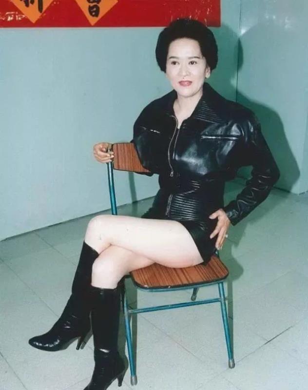 “大哥的女人”洪金梅，风尘女嫁粤剧名伶：4亿财产为何只得1元