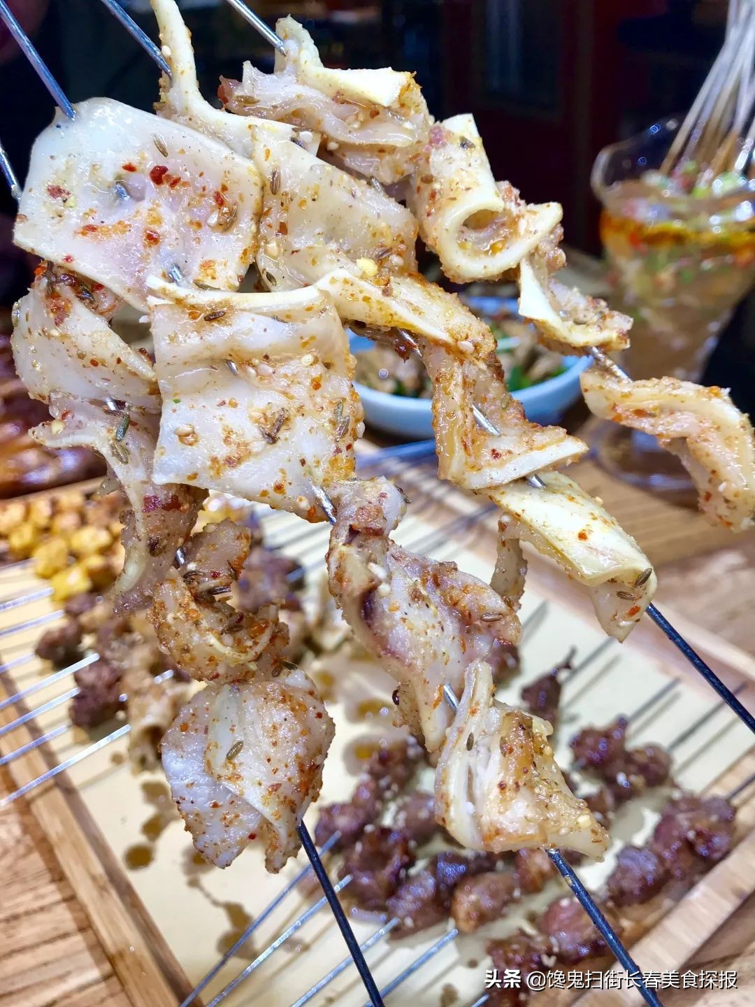 二道老厂区奇店。鹅的一切，全都炭火烤。烤鹅脖大锤抡