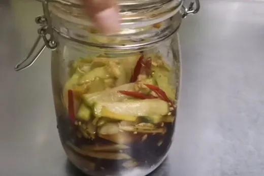 婆婆用了几十年腌制萝卜的配方，不晒不等，爽脆可口还开胃下饭