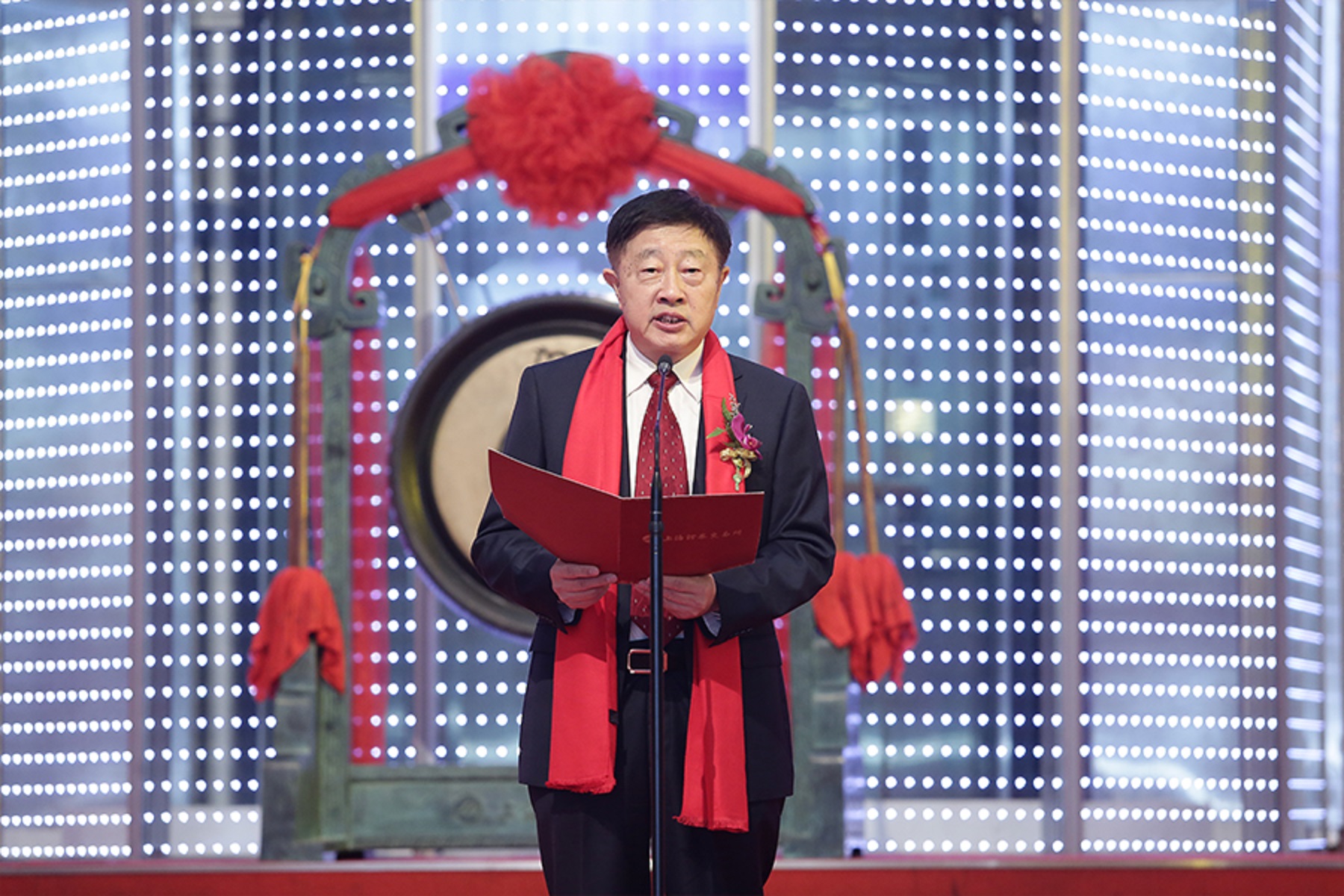 江苏无锡一匹藏市“大黑马”:69岁IPO敲钟,执掌449.44亿帝国