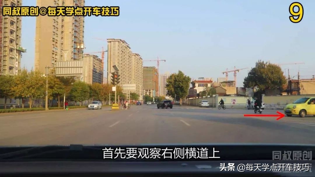 丁字路口直行为黄灯怎样通过,十字路口右转黄灯一直闪可以通过