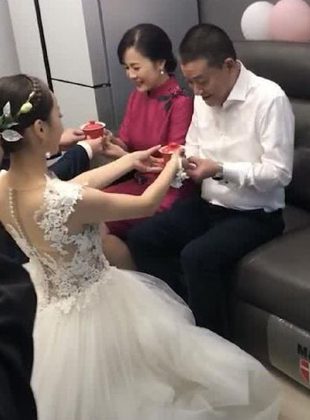 “最美旗袍妈妈”火了，好好保养吧，别到时输给亲家母！