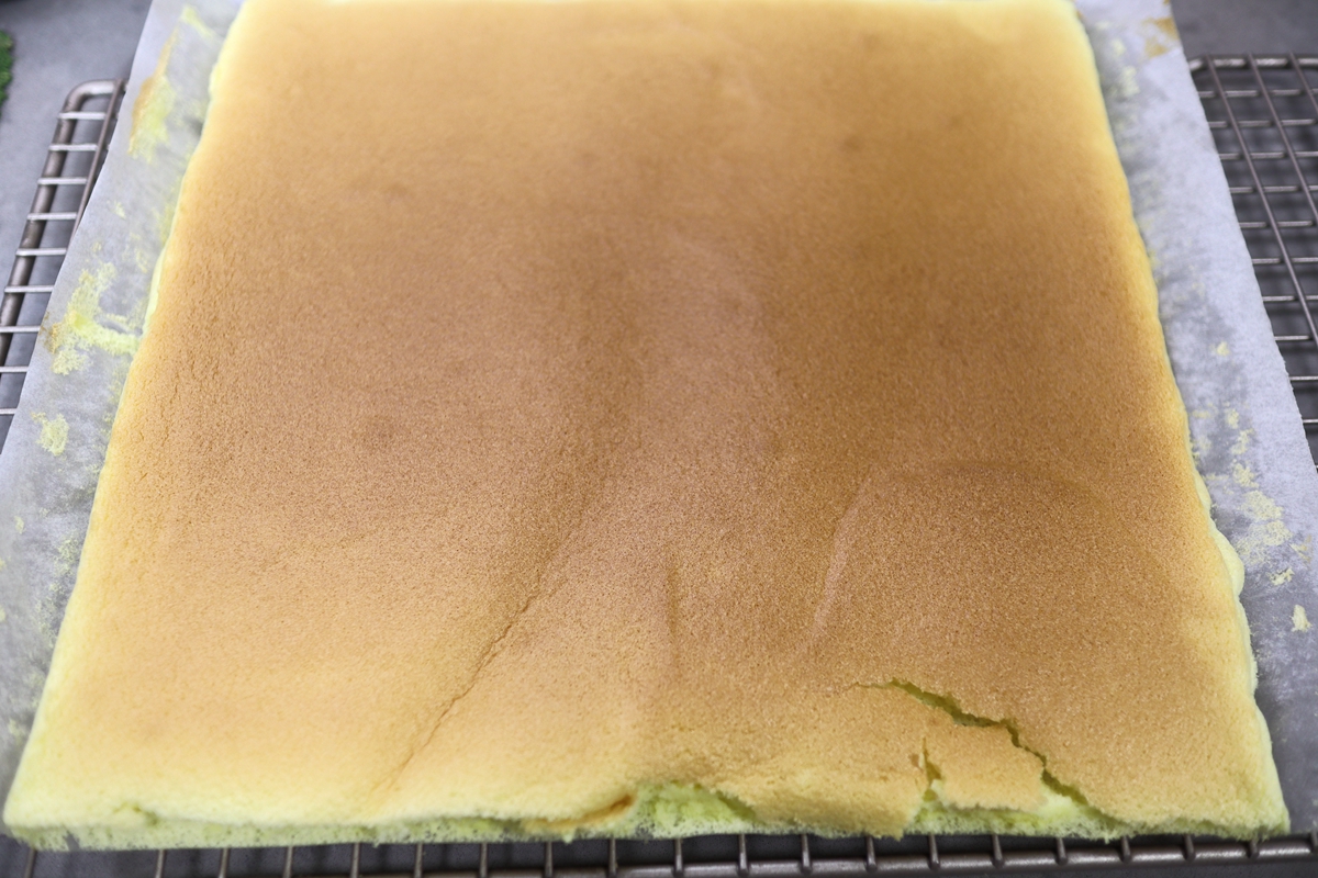 戚风蛋糕卷要烤多久才不掉皮,戚风蛋糕不开裂不塌陷的诀窍