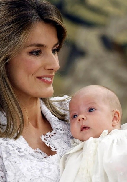 西班牙俩公主差几岁,西班牙公主两姐妹谁漂亮