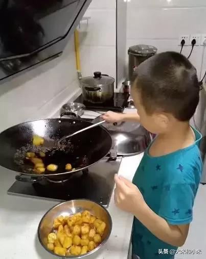 奇迹!不理人的自闭症儿子经她干预3年,变身“小暖男”