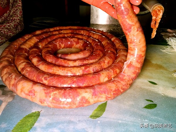 就地取材，用天然小肠灌出的香肠，再接受腊月洗礼，香辣到没朋友