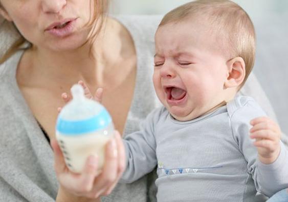 宝宝吐奶拍背的正确方法图解,宝宝吐奶呛奶拍背