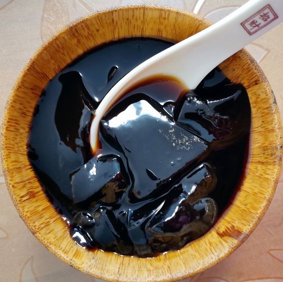 夏天必备黑凉粉怎么弄好吃,夏天黑凉粉制作方法视频教程