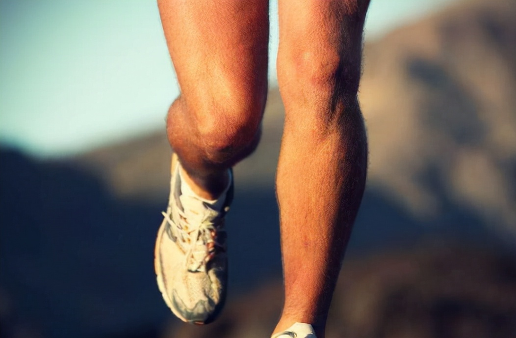打球小腿前侧肌肉酸痛怎么热身,跑步前要做什么热身肌肉不会酸痛
