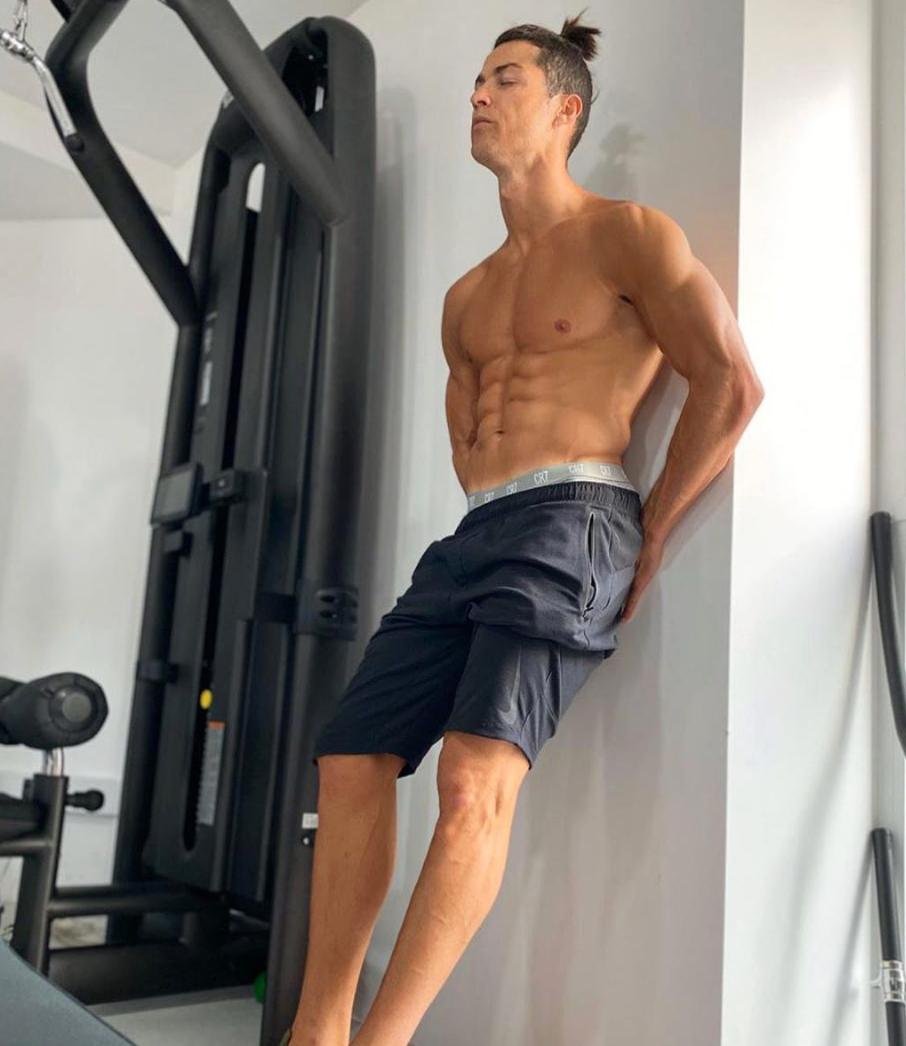 c罗海边肌肉照片,高度自律c罗健身大秀魔鬼肌肉