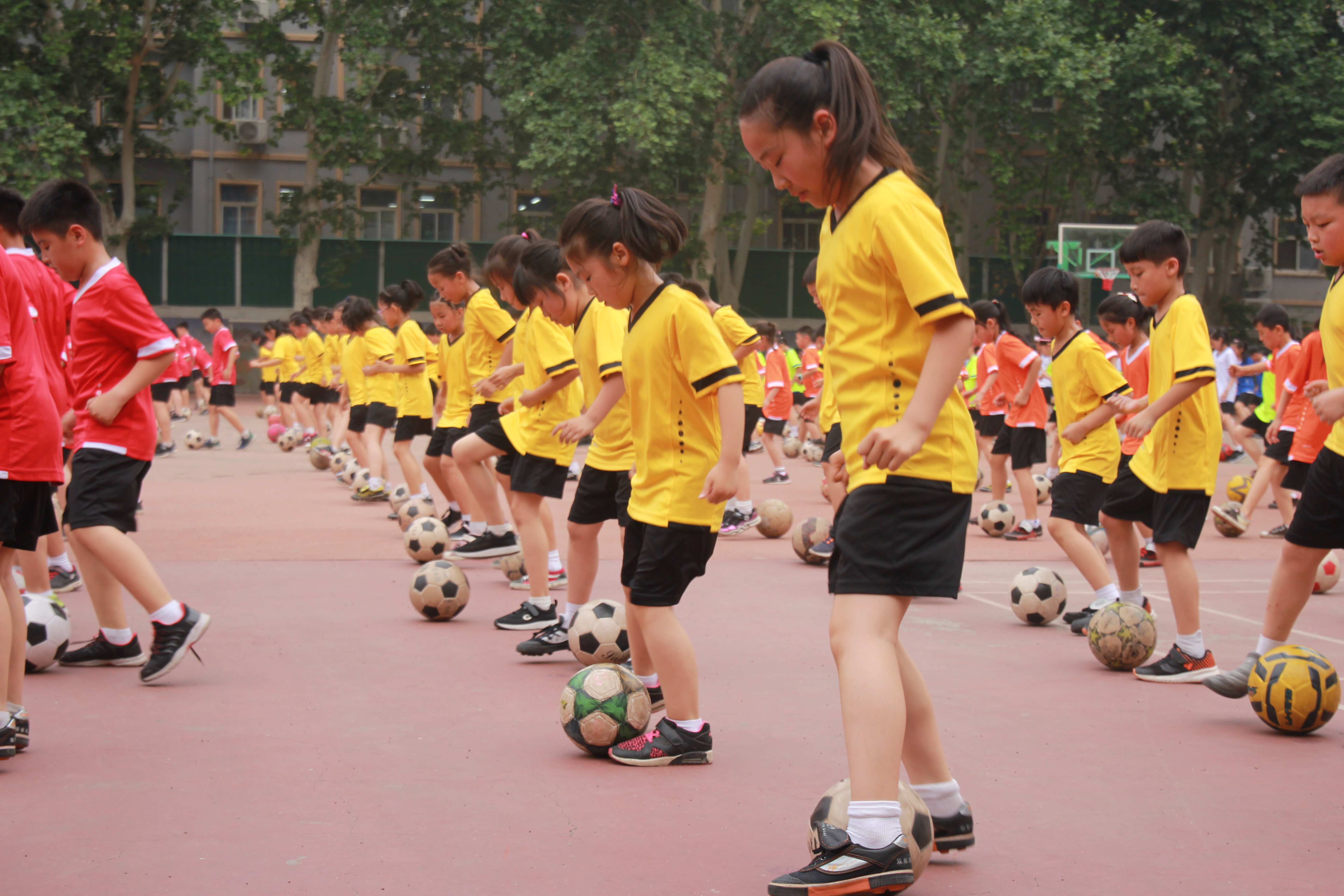 双减政策下校园足球发展现状,开展校园足球的发展路径有哪些