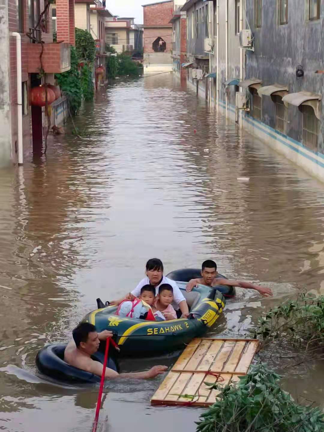 真赞青年|魏成雨：泡水7小时小腿抽筋，仍坚持救援