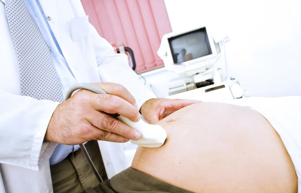 40岁高龄产妇13小时生下孩子,35岁产妇生下一个怪胎