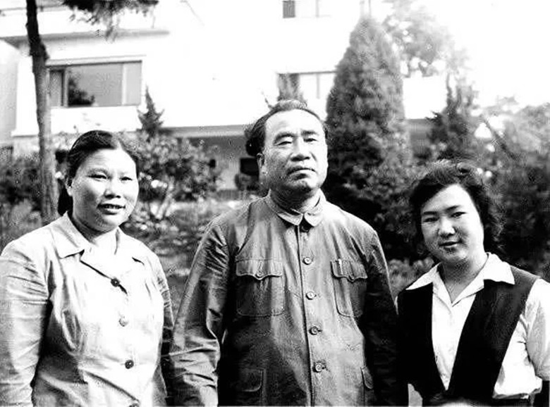 朱国华被判刑后,百姓议论是否会影响朱老总形象,康克清平静回答