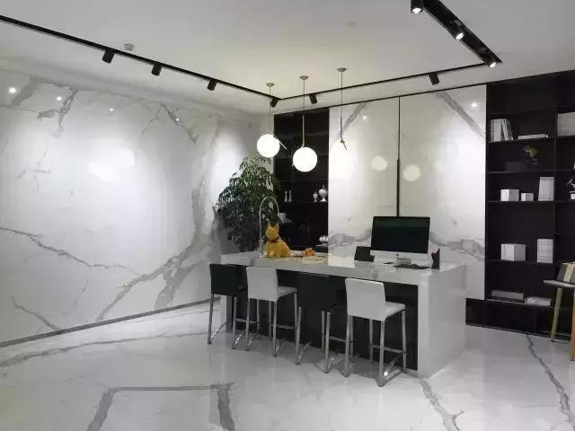 大品牌瓷砖的性价比高,大尺寸的瓷砖优缺点