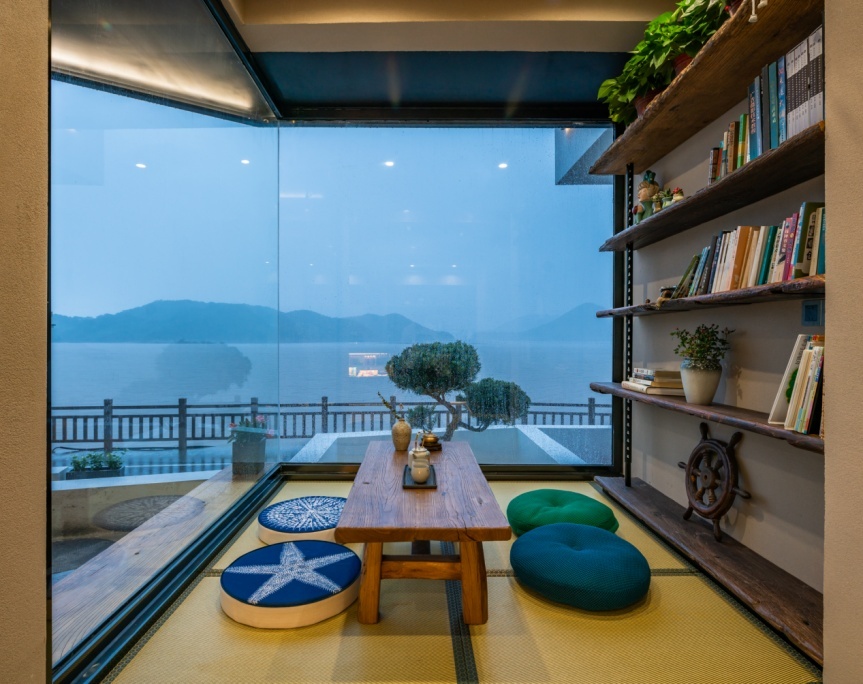 开车一个多小时只为住一晚,开车十几个小时回来住一晚走了