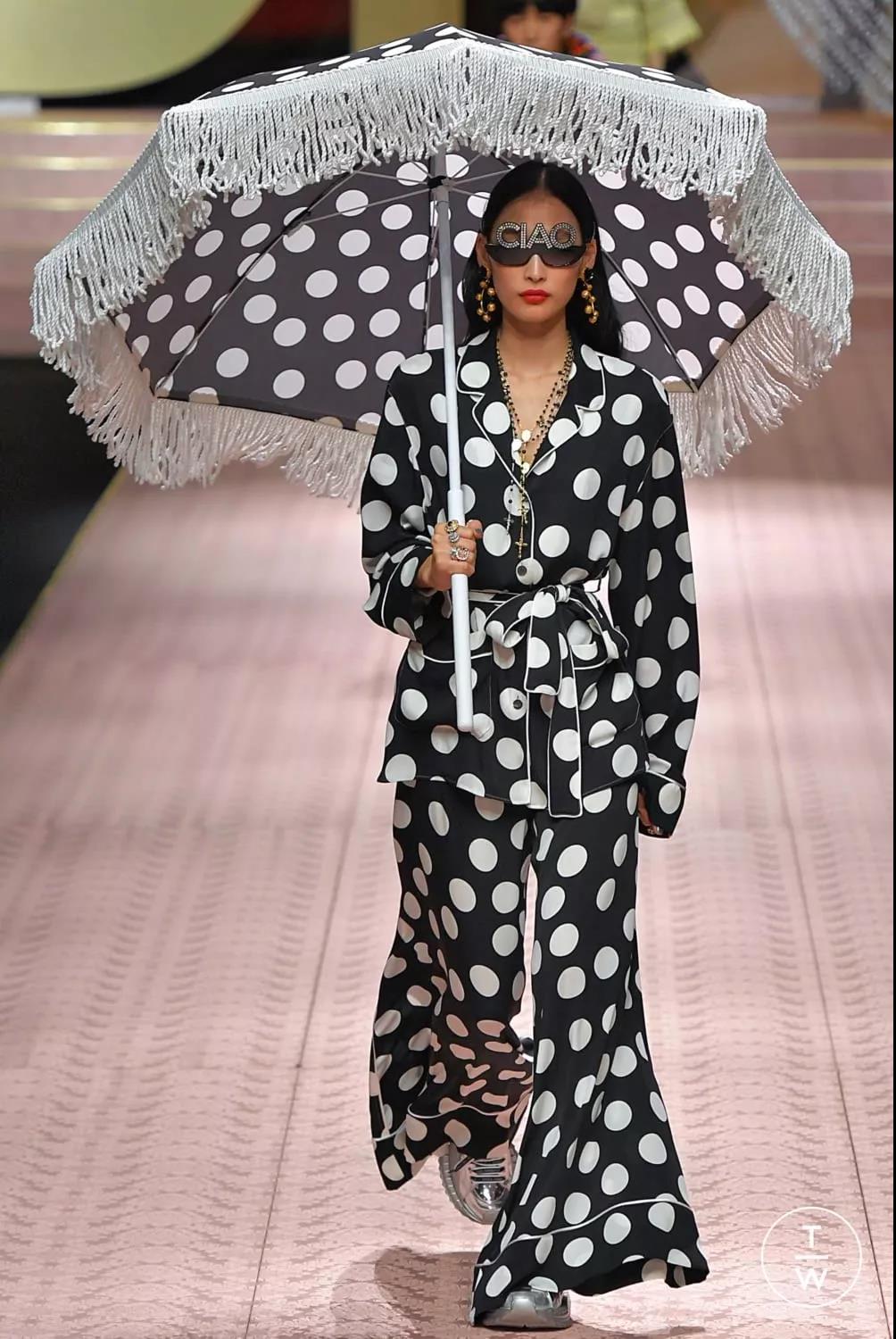 经典波点裙轻松演绎时髦复古风,凯特王妃红色经典波点连衣裙