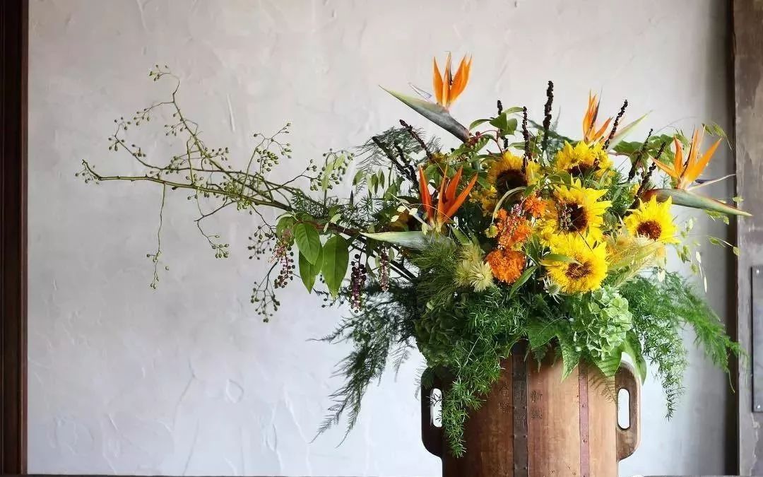 鲜花店日常换水整理花材,花要不要经常换水