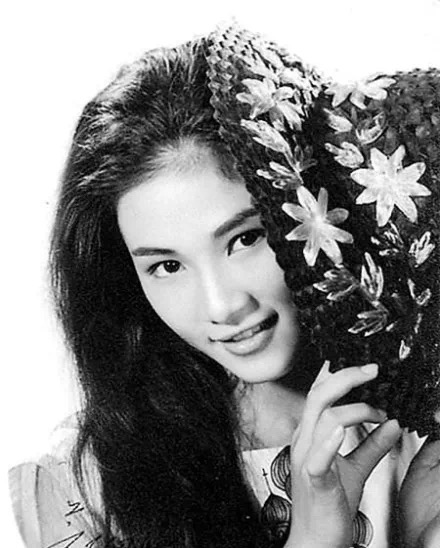 郑佩佩怀孕8次,郑佩佩的一生恋情