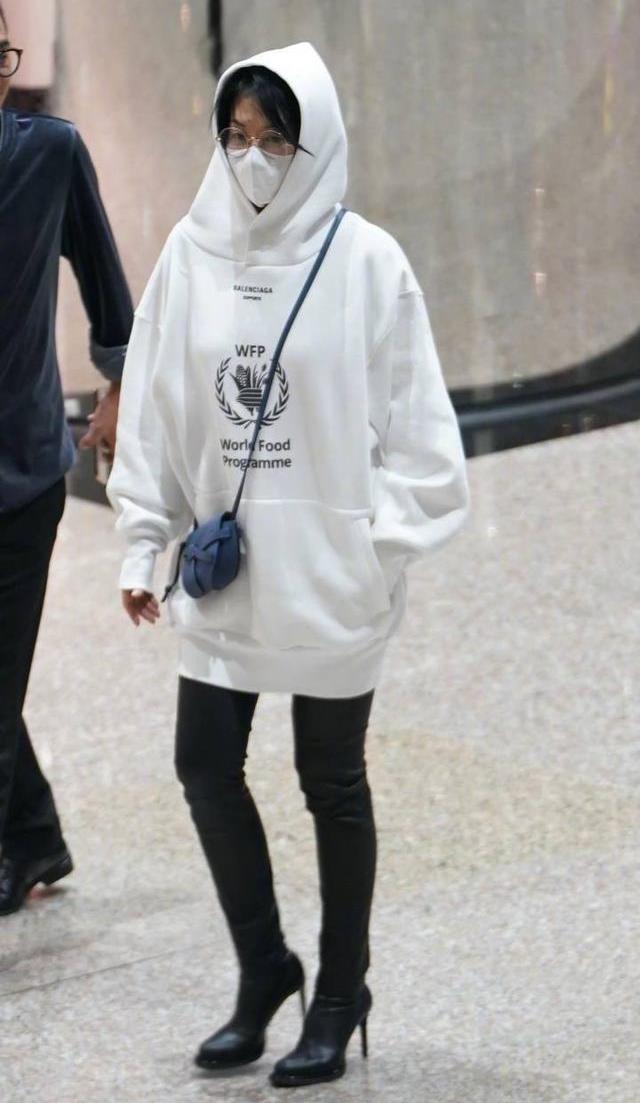 许晴减龄紧身打底裤穿搭,52岁许晴冬季穿搭高级洋气