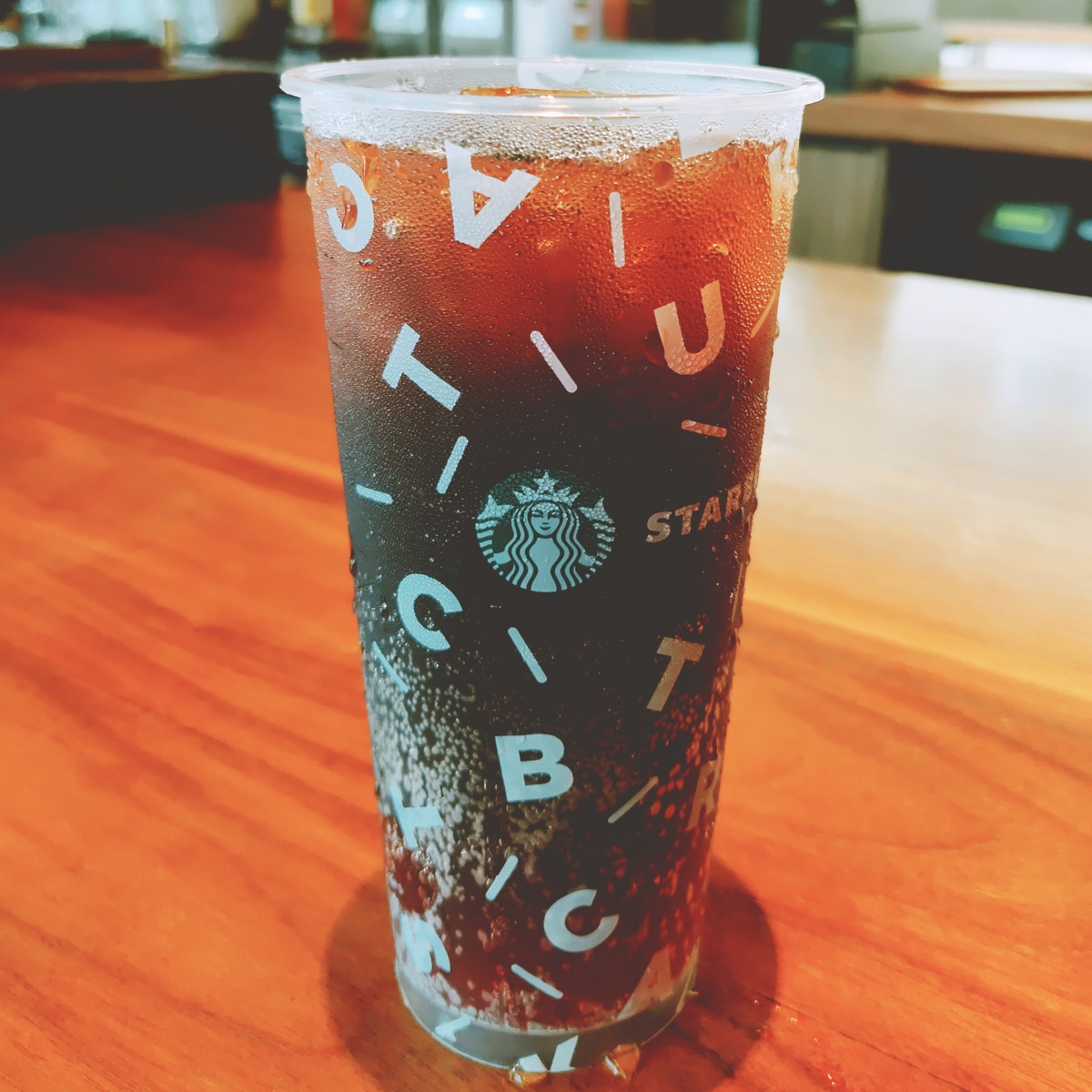 星巴克出了酒精饮料？8款星巴克新品冰调全线测评！